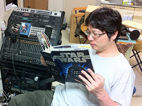 本を読むスギヤマ