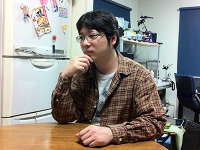 インタビューを受けるスギヤマ